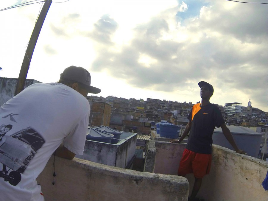 Isaque et Douglas sur le toit d'une maison au Jacarezinho