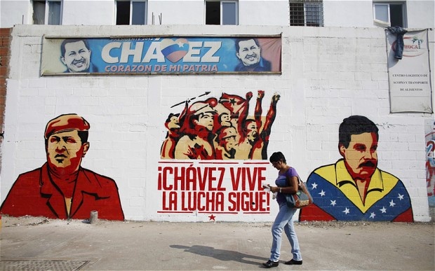 Graffiti représentant Chavez et Maduro avec le slogan : "Chavez vit, la lutte continue."